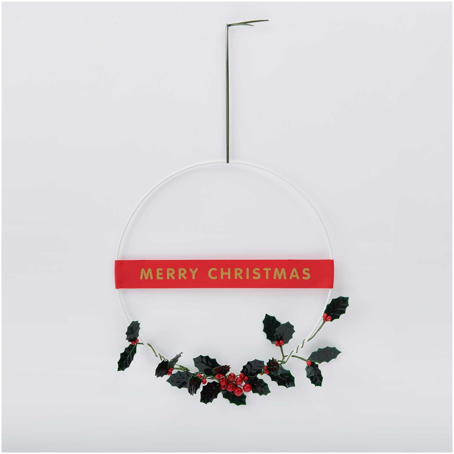 Metallring Weiß matt Größe 30cm von Rico Design Metallring Weiß matt mit rotem "Merry Christmas"-Banner und grünen Blättern, ideal für festliche Dekorationen.