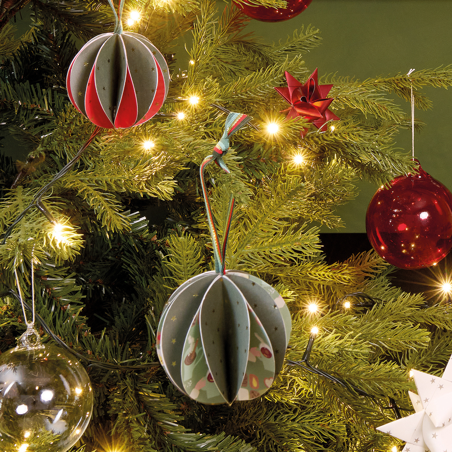 Bastelanleitung Weihnachtskugeln aus Motivpapier von idee. Creativmarkt 