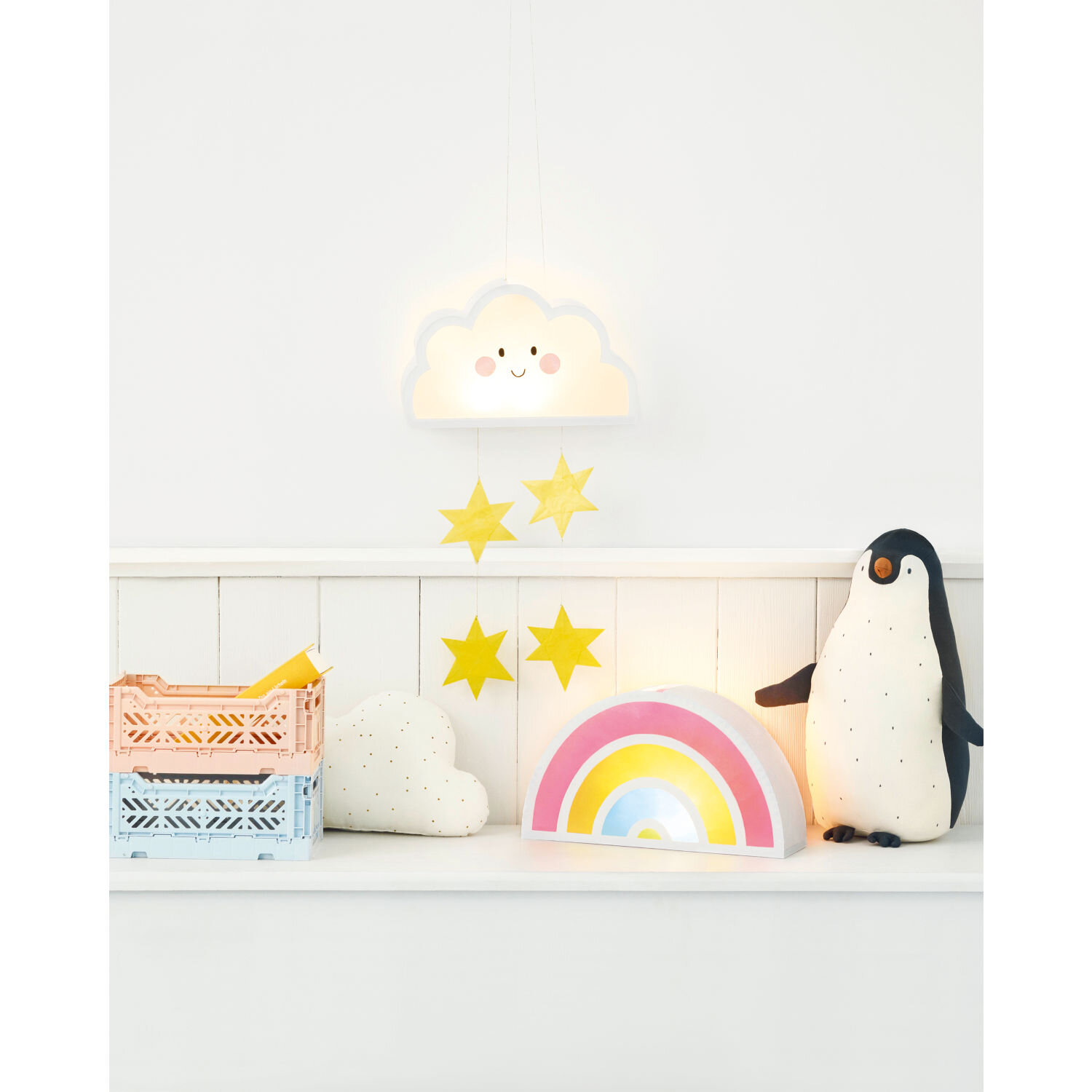 Transparentpapier mehrfarbig 18,5x29,7cm 10 Blatt von folia, dekorativ präsentiert mit Regenbogen, Wolke, Sternenmobile und Pinguinlampe im Kinderzimmer