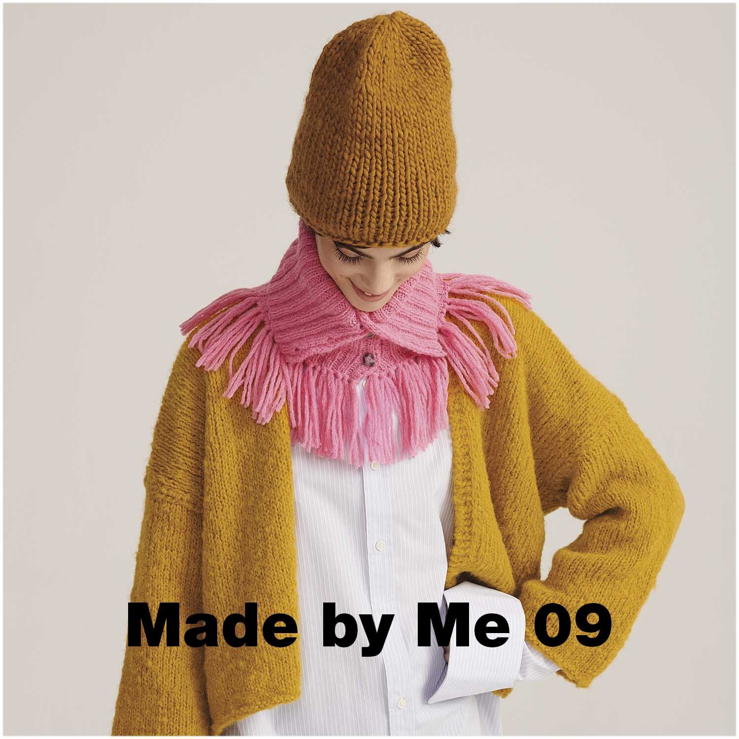 Essentials Super super chunky: Person trägt karamellfarbenen Strickhut und Jacke von Rico Design, kombiniert mit pinkem Schal.