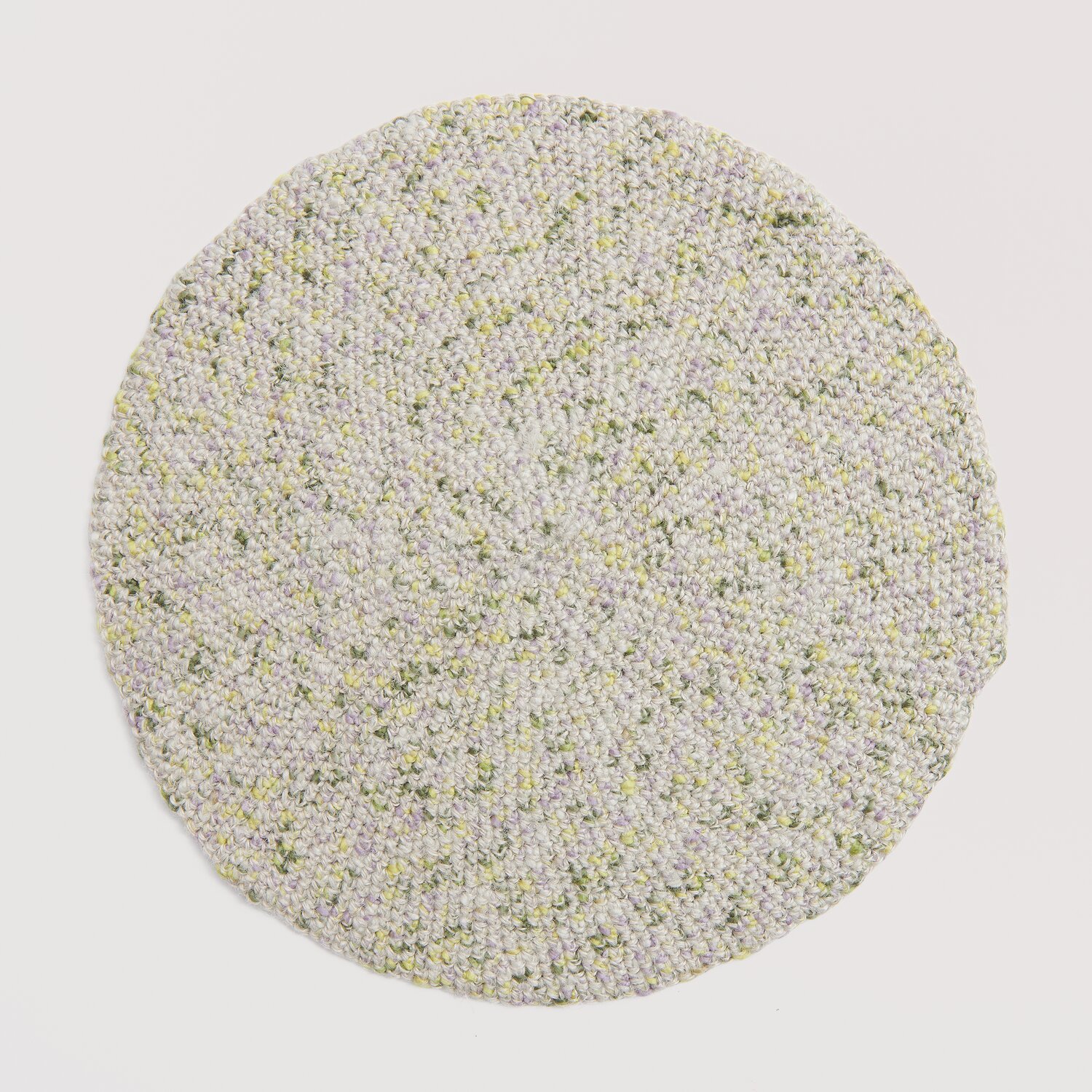 Creative "Hey Jute" runder, gestrickter Teppich in natürlichen Oliv- und Beigetönen. Ideal für moderne Wohnräume.