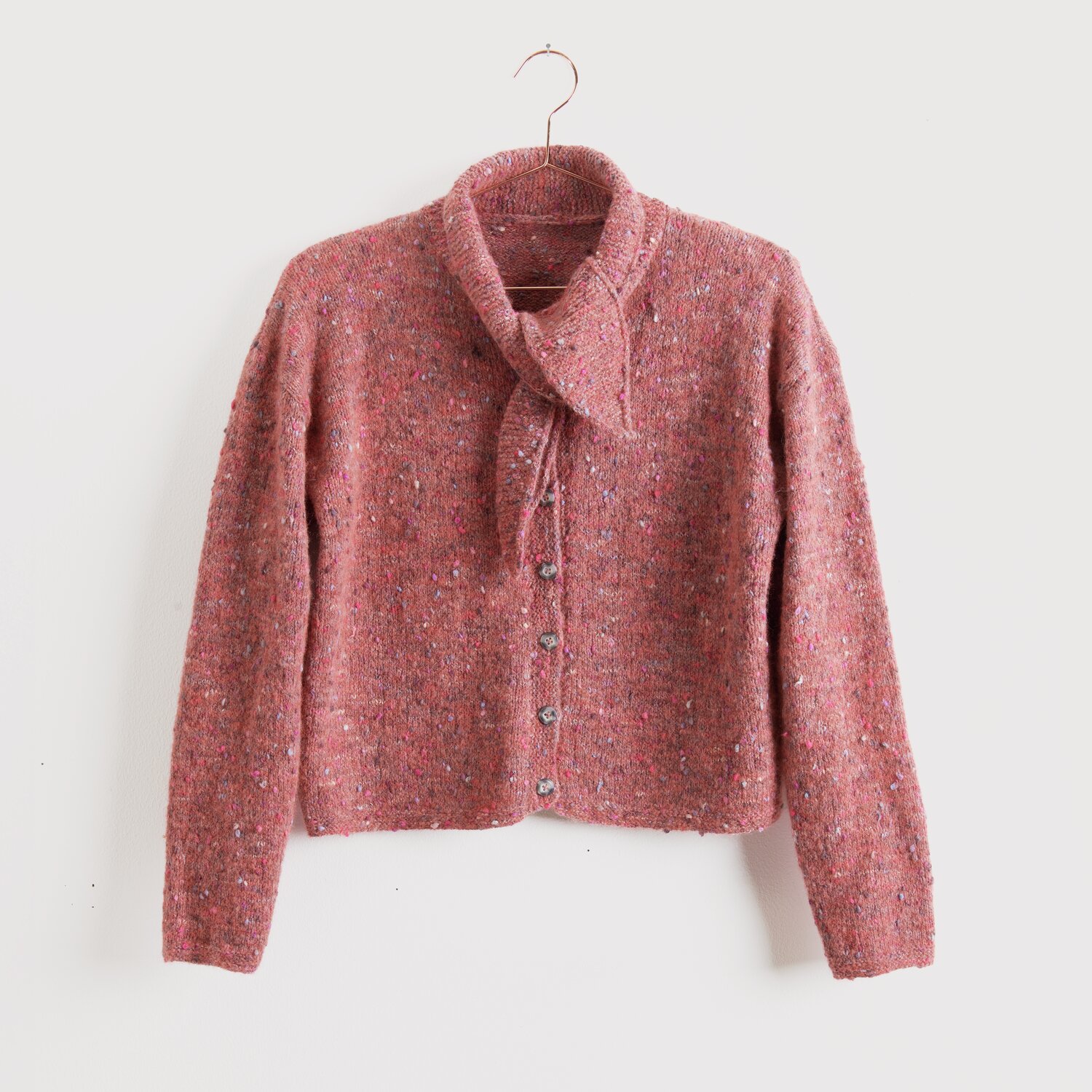 Lovewool No. 21 Herbst-Winter Sprachauswahl deutsch von Rico Design Rosa Strickjacke von Modell Legeware, aus weichem Material mit Knopfleiste und elegantem Kragen. Perfekt für kühle Tage, stilvoll und bequem. Ideal für den Herbst.