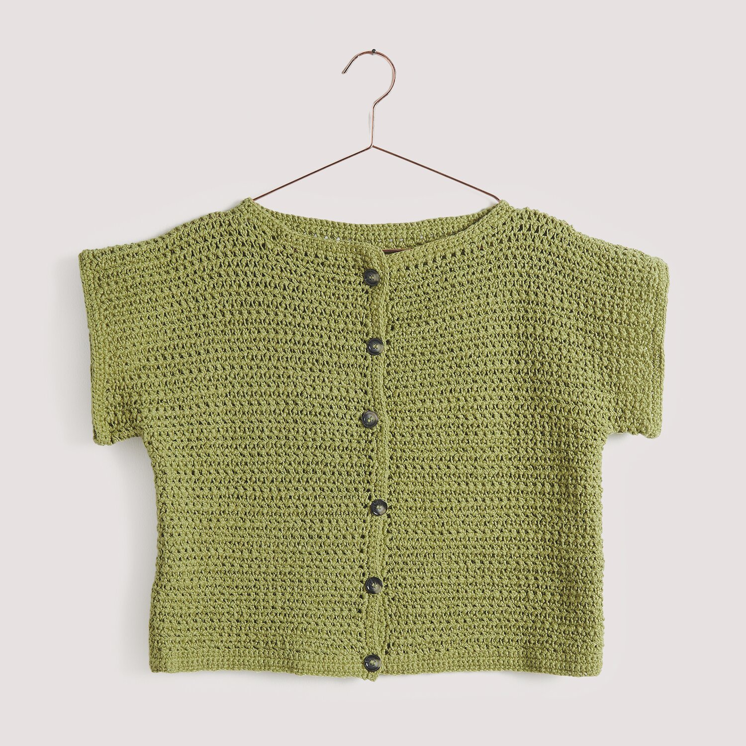 Gehäkelte Weste auf Bügel in grün