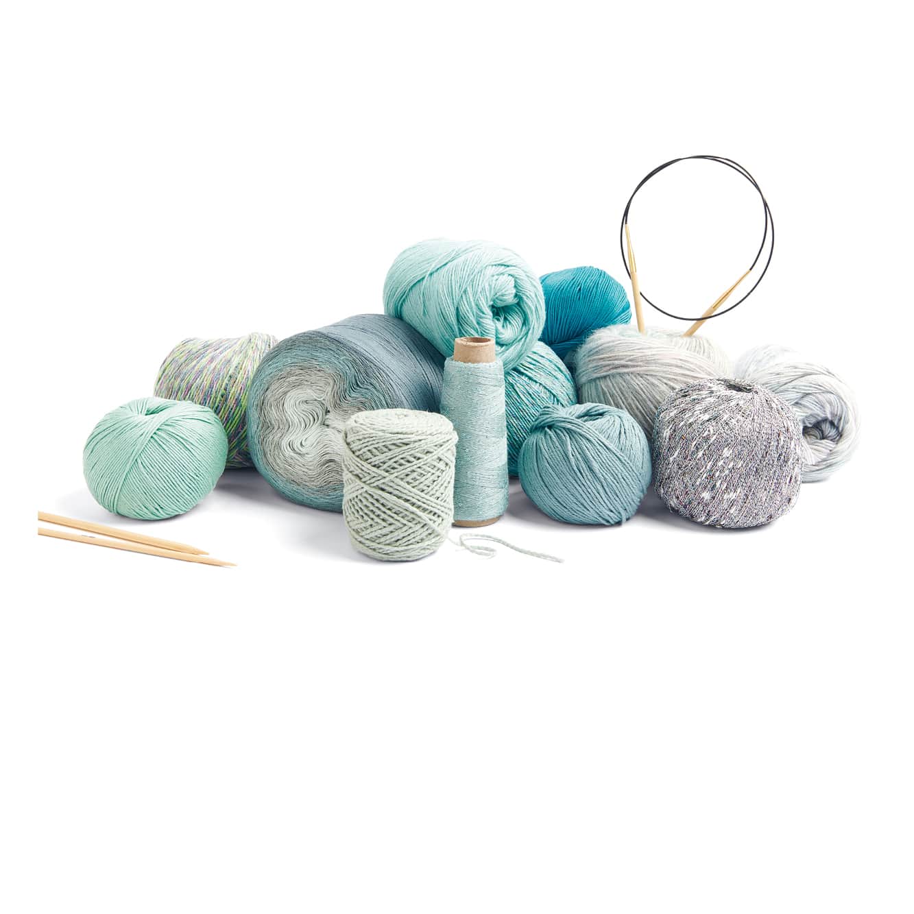 Garnknäuel in Blautönen mit Stricknadeln