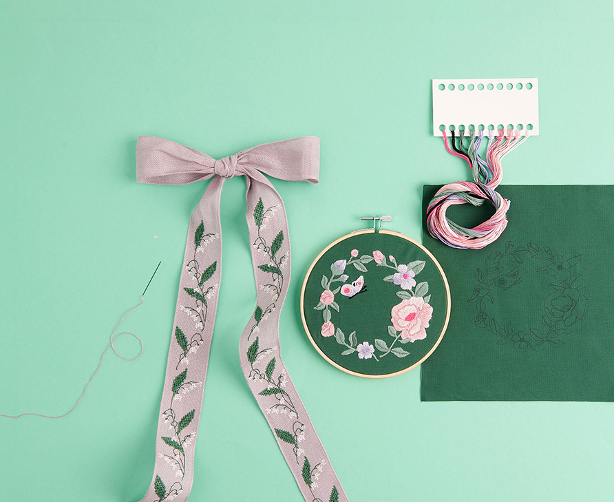 Stickpackungen mit Blumenmotiven