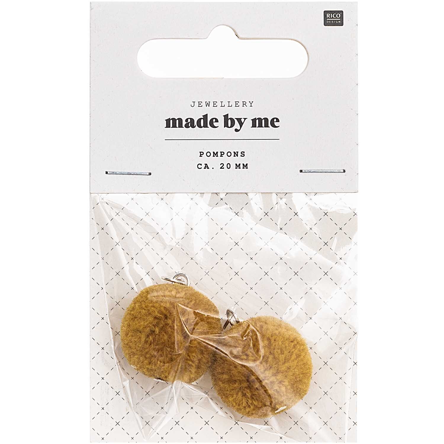 Pompons mit Öse 2cm 2 Stück von Rico Design in Senf, verpackt in einer transparenten Tüte.