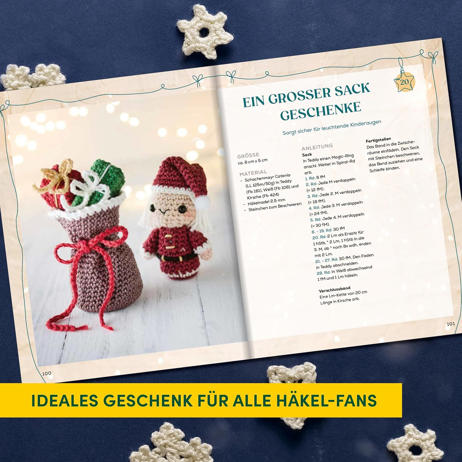 Mein gehäkeltes Weihnachtsdorf - Adventskalenderbuch: Gehäkelter Weihnachtsmann mit Geschenksack auf Holztisch, ideal für Häkel-Fans.