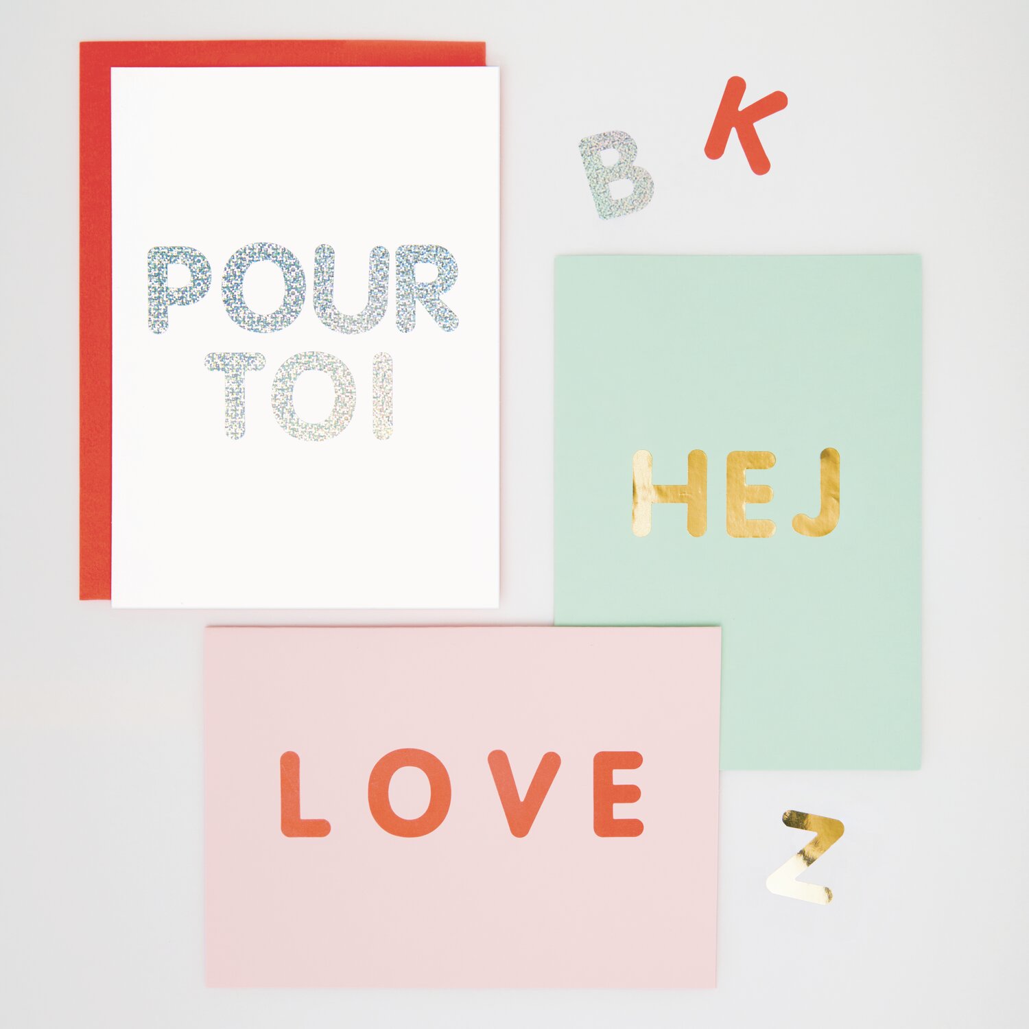 Stickerblock Alphabet DIN A5: Bunte Buchstabensticker auf Karten in Rot, Gold und Silber.