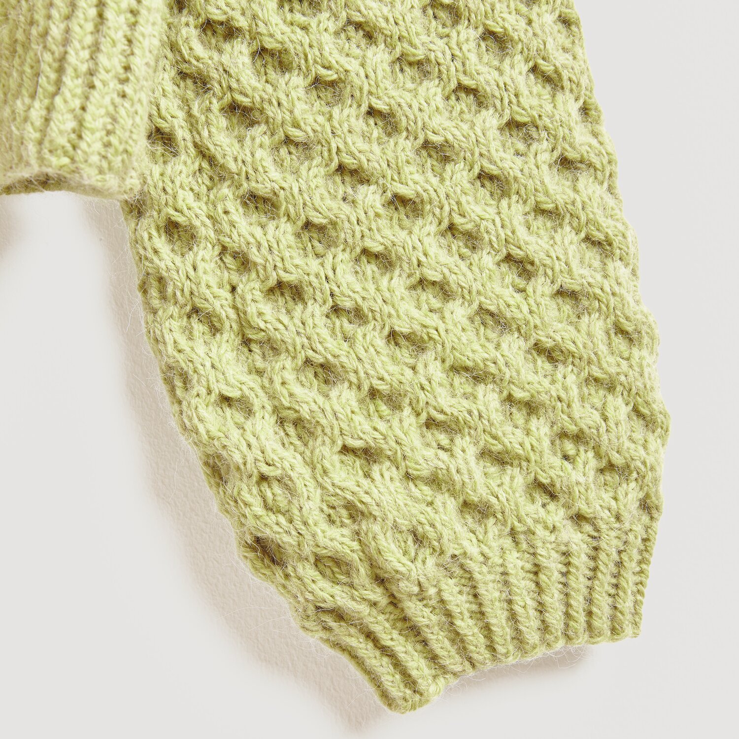 Die Neue Masche No. 13 Herbst von idee. Creativmarkt Soft Alpaca: Strickmuster in Zitrone, aus hochwertiger Wolle, ideal für Herbstmode.
