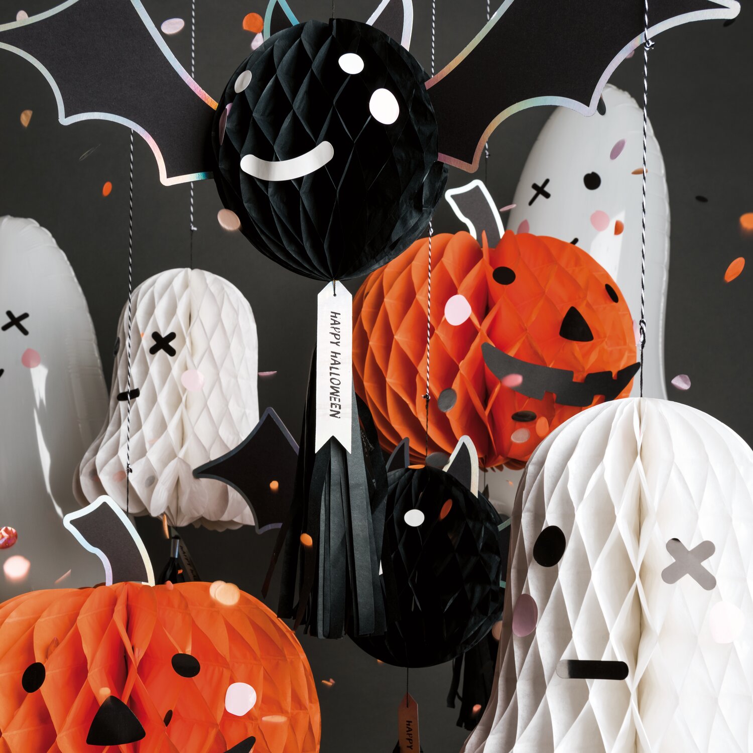 Wabenpapierfigur mit Quaste Fledermaus 66,5x51cm als hängende Halloween-Deko zwischen Kürbis- und Geistlaternen, detailreich gestaltete Partydekoration