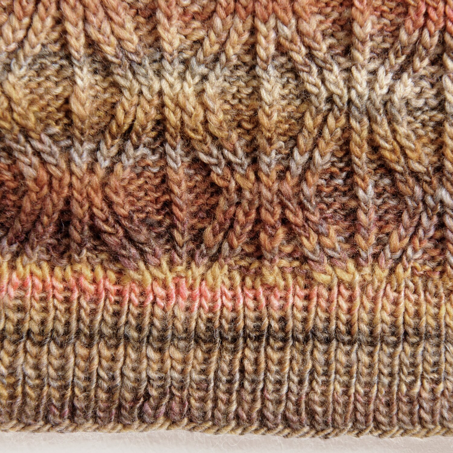 Die Neue Masche No. 13 Herbst von idee. Creativmarkt Creative Melange aran Wonderball zeigt ein gestricktes Muster in warmen Herbsttönen. Ideal für kreative Strickprojekte.