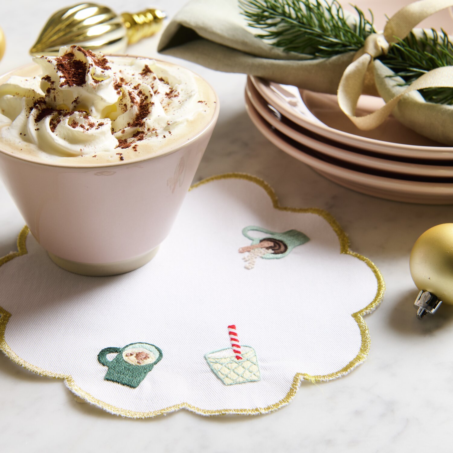 Untersetzer rund Gold/Weiß 2 Stück: Eleganter Untersetzer mit Stickereien, Ø30cm, ideal für festliche Tischdekoration.