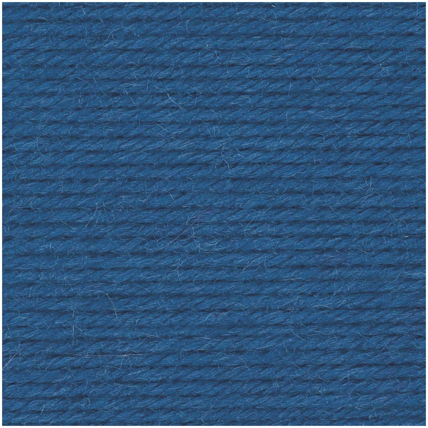 Siena Wolle in Denim von Wolle Rödel, 50g Knäuel mit 135m Länge, zeigt eine gleichmäßige, blaue Textur.