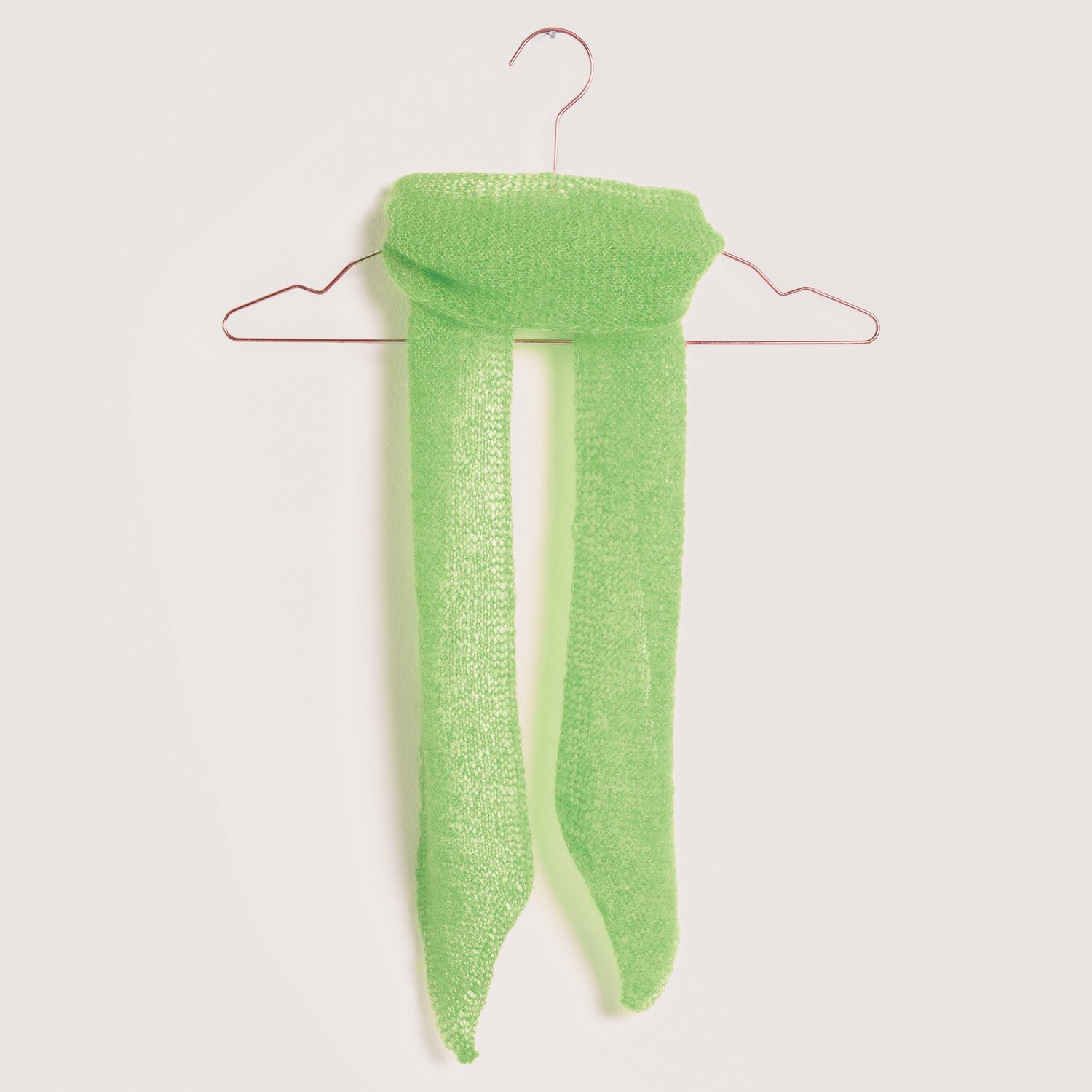 Strickset Tuch Modell 18 aus Die Neue Masche Nr. 9, leuchtend grün, auf einem Kleiderbügel.