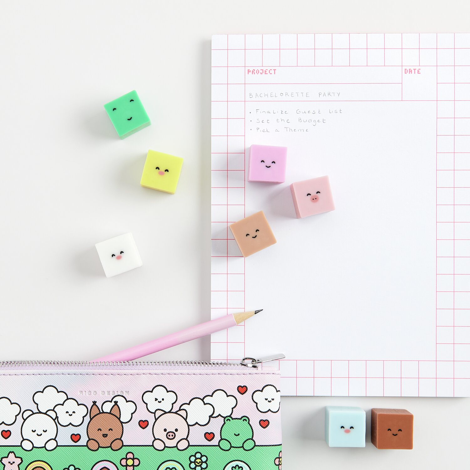 Paper Poetry Radiergummi-Set Chingu, bunte Würfel auf kariertem Papier, mit Stift und Mäppchen.