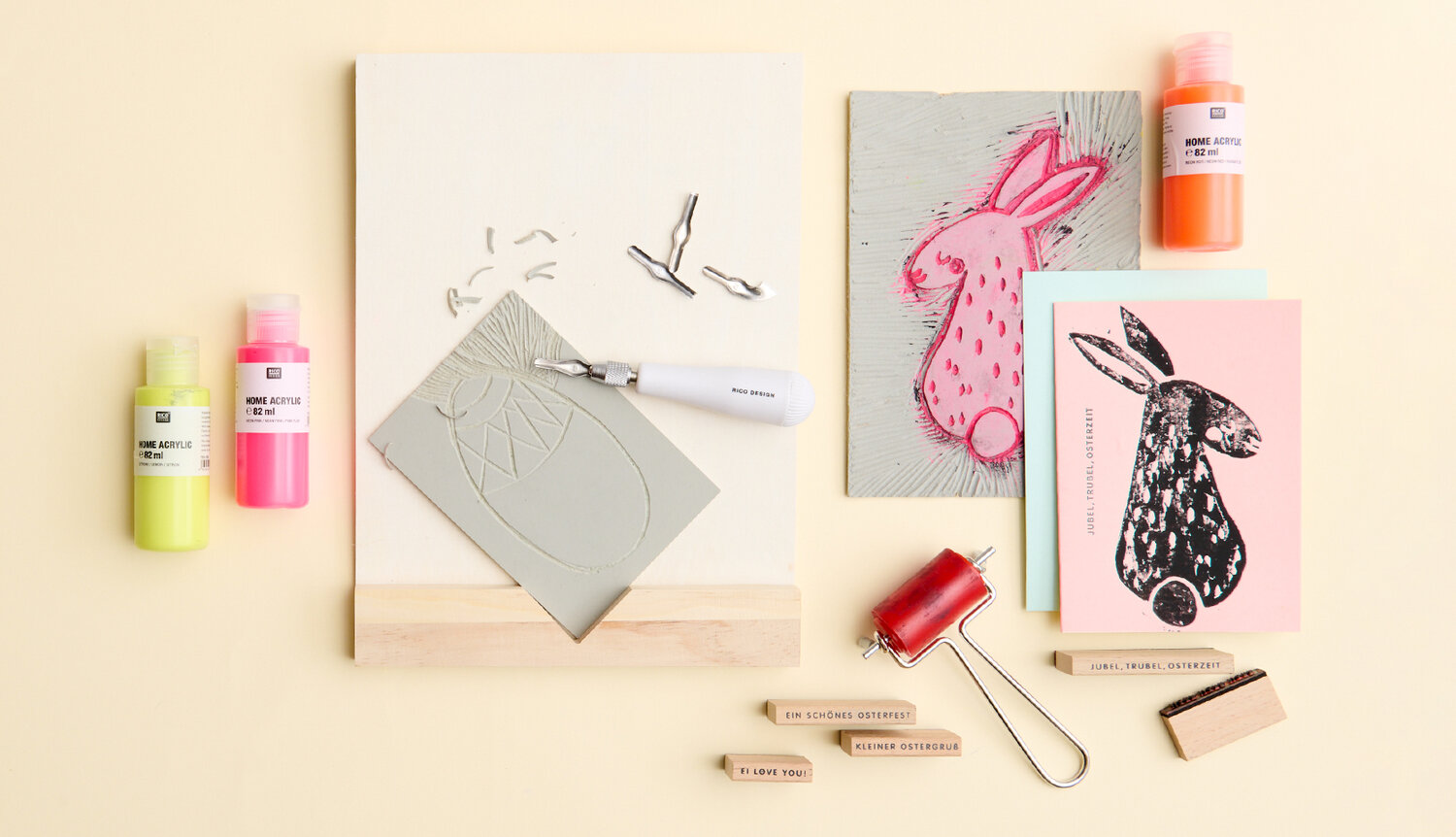 Anleitung Osterkarten mit Linoldruck gestalten: Materialien und Werkzeuge auf hellem Hintergrund.