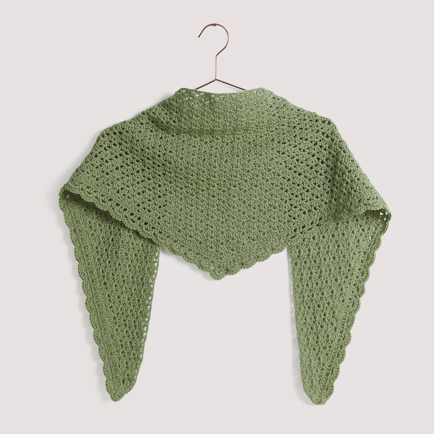 Häkelset Dreieckstuch Modell 02 B in Olivgrün, gehäkelt aus Die Neue Masche No. 15, auf einem Kleiderbügel.