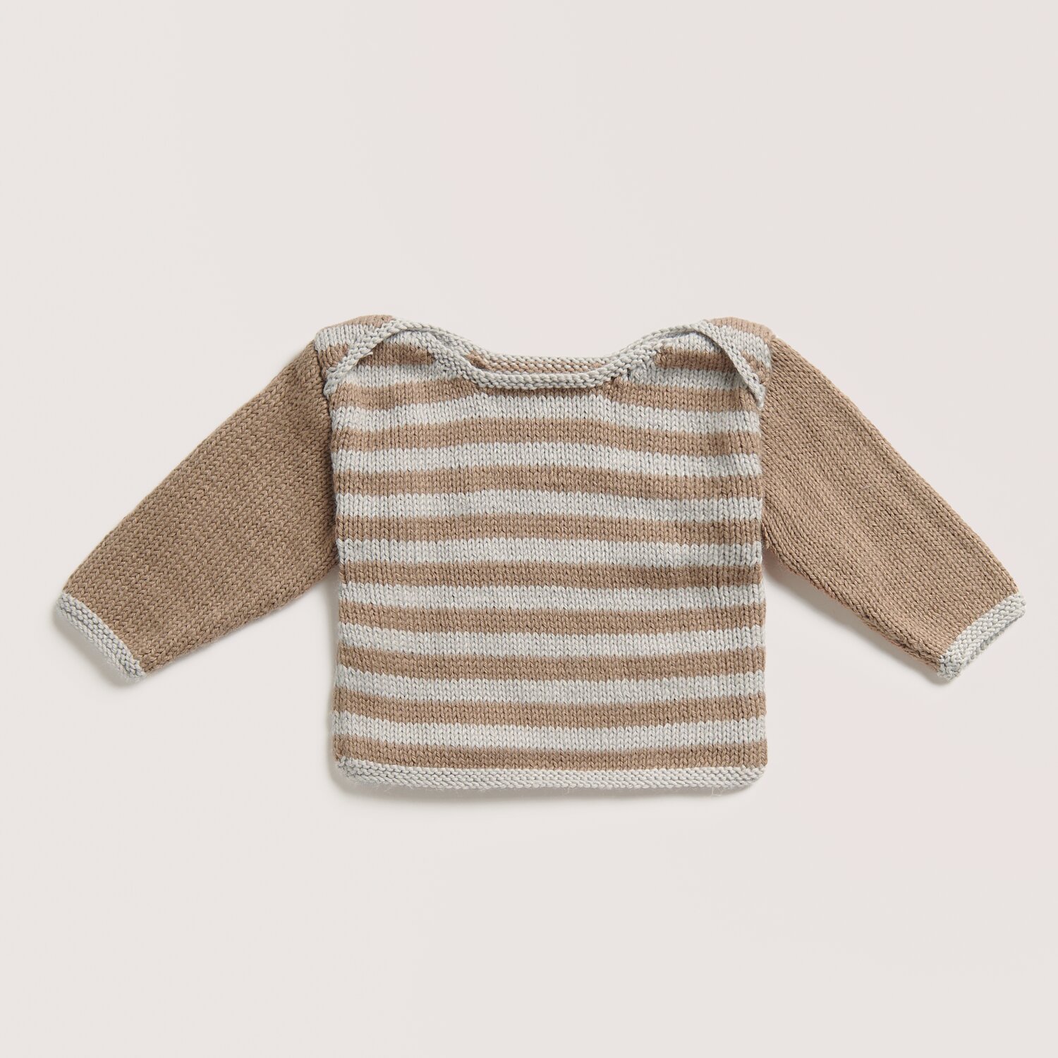 Rico Baby 042 Sprachauswahl deutsch von Rico Design Strickset Pullover Modell 13 aus Baby 042, gestreift in Nougat und Silbergrau von Rico Design. Ideal für Babybekleidung.