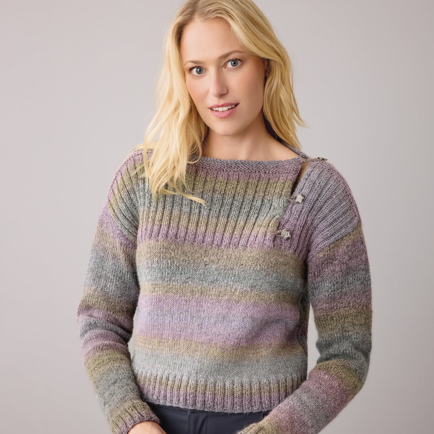Strickset Pullover Modell 19 aus Die Neue Masche No. 14 von idee. Creativmarkt Strickset Pullover Modell 19 aus DNM 14, pastellfarben, mit geripptem Muster und Knopfdetails.