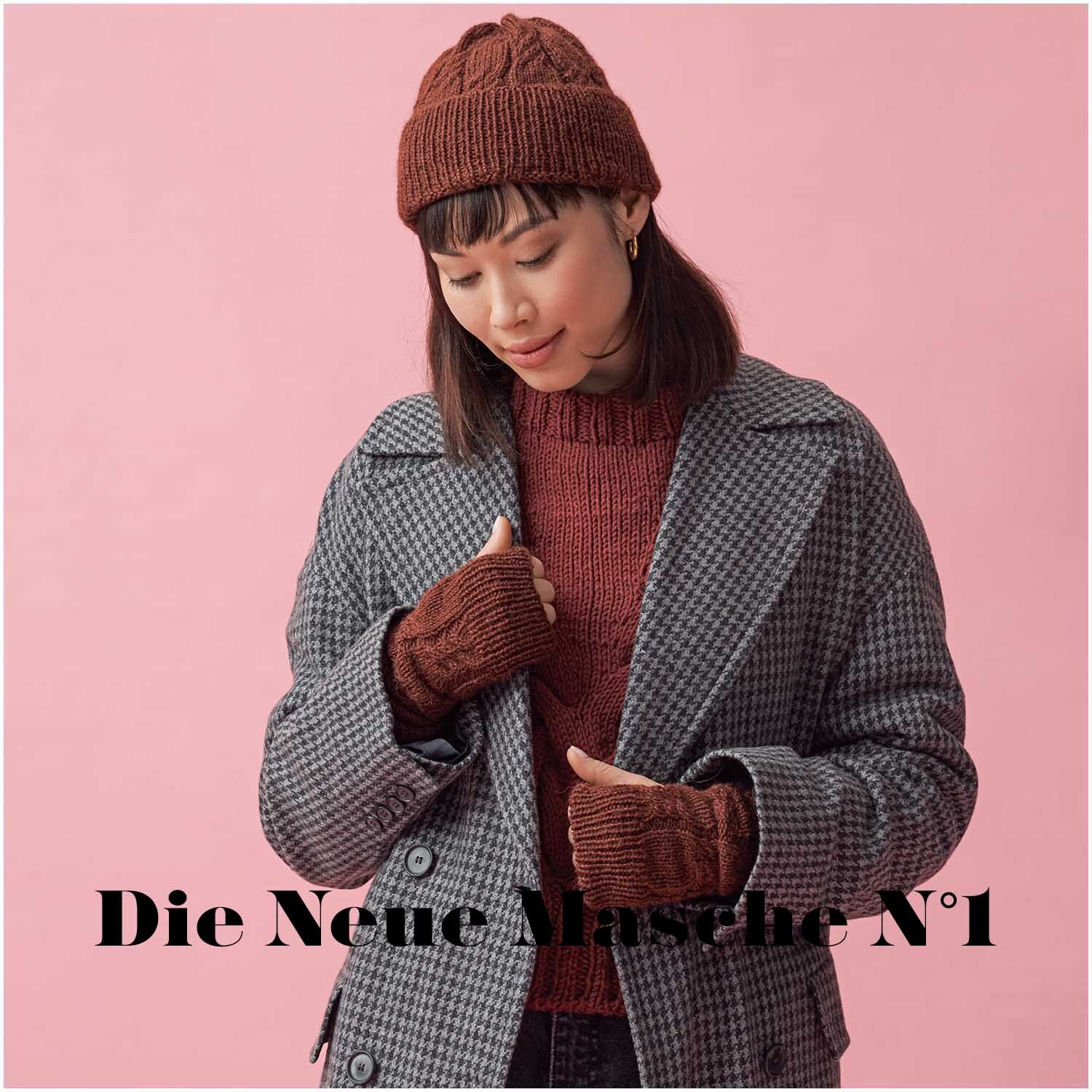 Baby Alpaka 50g 115m Farbe Zimt von idee. Creativmarkt Baby Alpaka: Frau in gestricktem Zimt-Set aus Mütze und Handschuhen, Wolle Rödel, vor rosa Hintergrund.