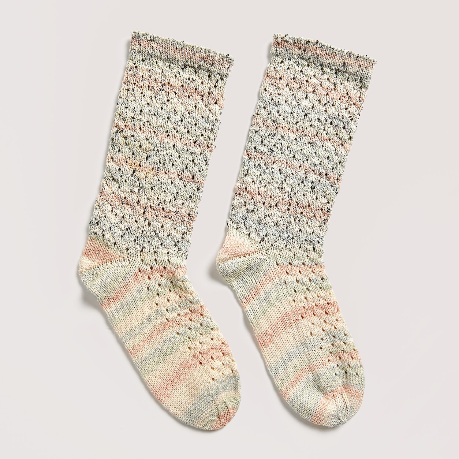 Die Neue Masche No. 12 Frühjahr-Sommer von idee. Creativmarkt Strickset Socken Modell 14b aus Die Neue Masche No. 12, pastellfarbene Socken mit feinem Muster.