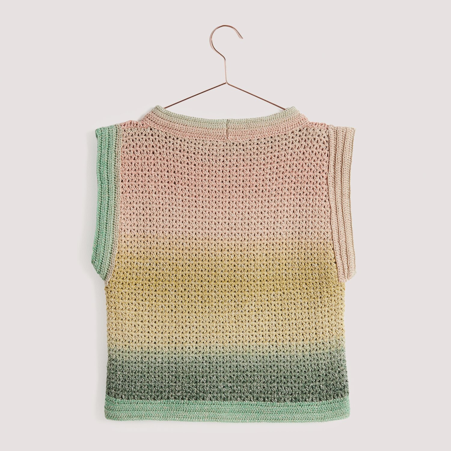 Creative Cotton Linen Cake: Ärmelloses Oberteil in Pastellfarben, gehäkelt, auf einem Kleiderbügel. Ideal für Frühjahr-Sommer.