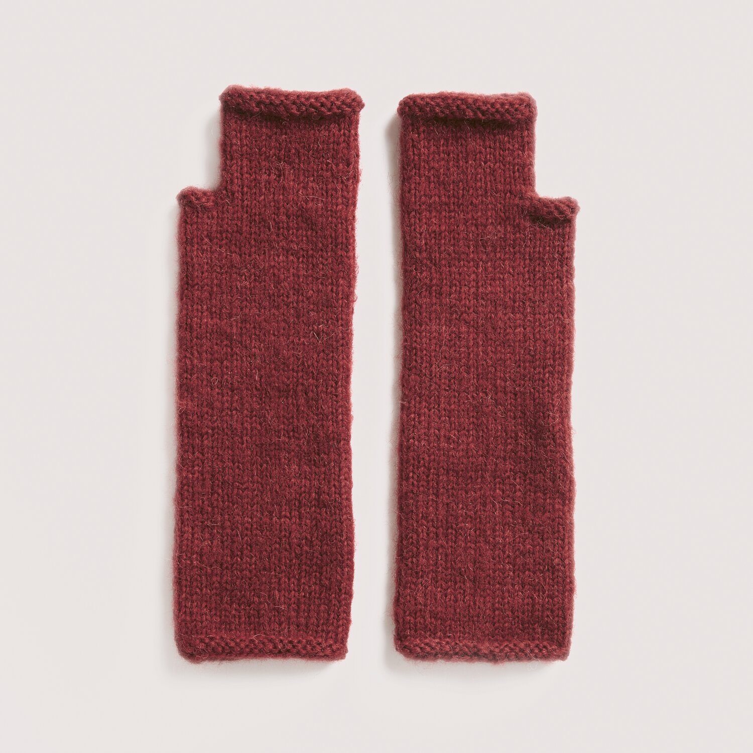 Luxury Merino Alpaca Dream aran: Bordeauxfarbene gestrickte Armstulpen aus luxuriösen Naturfasern.