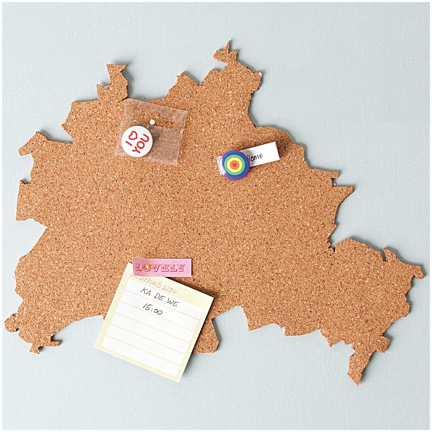 Korkplatte rund von Rico Design in Form einer Landkarte mit Notizen und Magneten darauf.