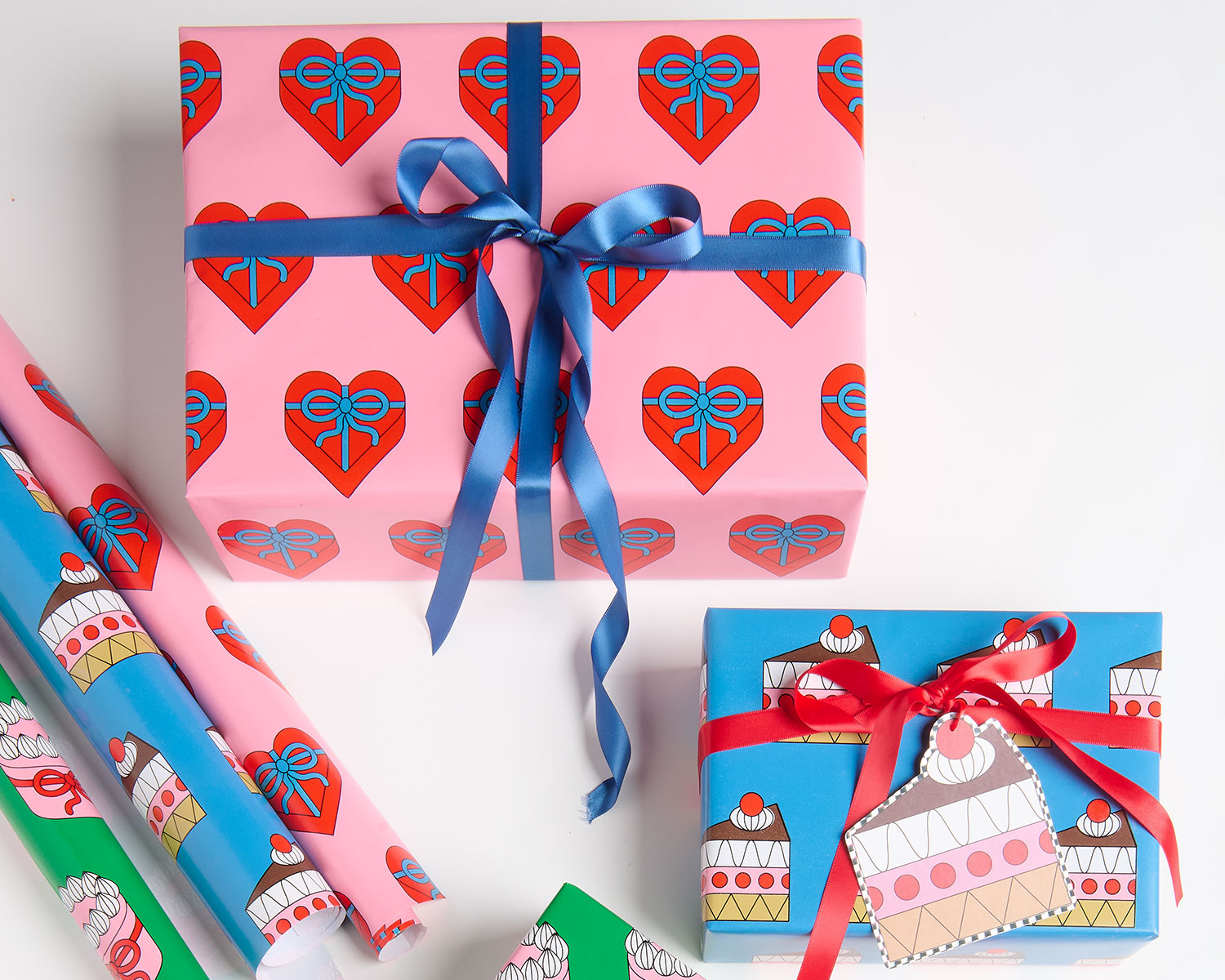 Geschenke verpackt mit buntem Papier und Geschenkanhängern in Torten-Design