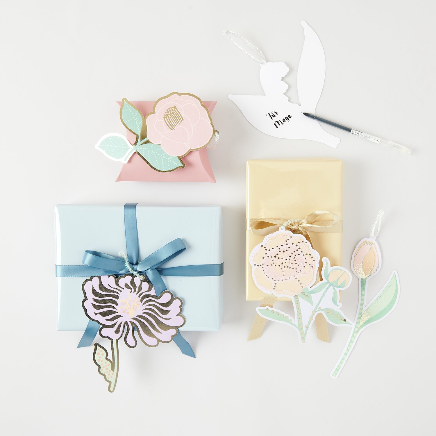 Paper Poetry Geschenkanhänger XL Blumen Sky pastell: Geschenkverpackungen mit floralen Anhängern in zarten Farben, ideal für kreative Geschenkideen.