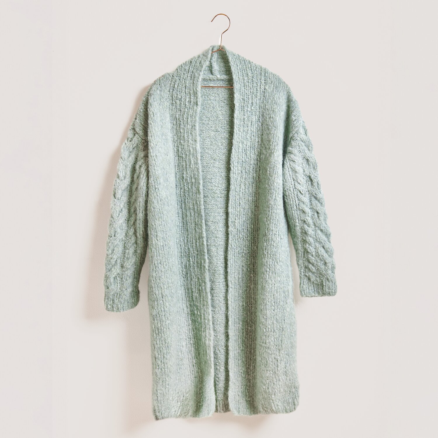 Die Neue Masche No. 13 Herbst von idee. Creativmarkt Strickset Jacke Modell 25: Langer, mintfarbener Cardigan aus weicher Wolle mit Zopfmusterärmeln.