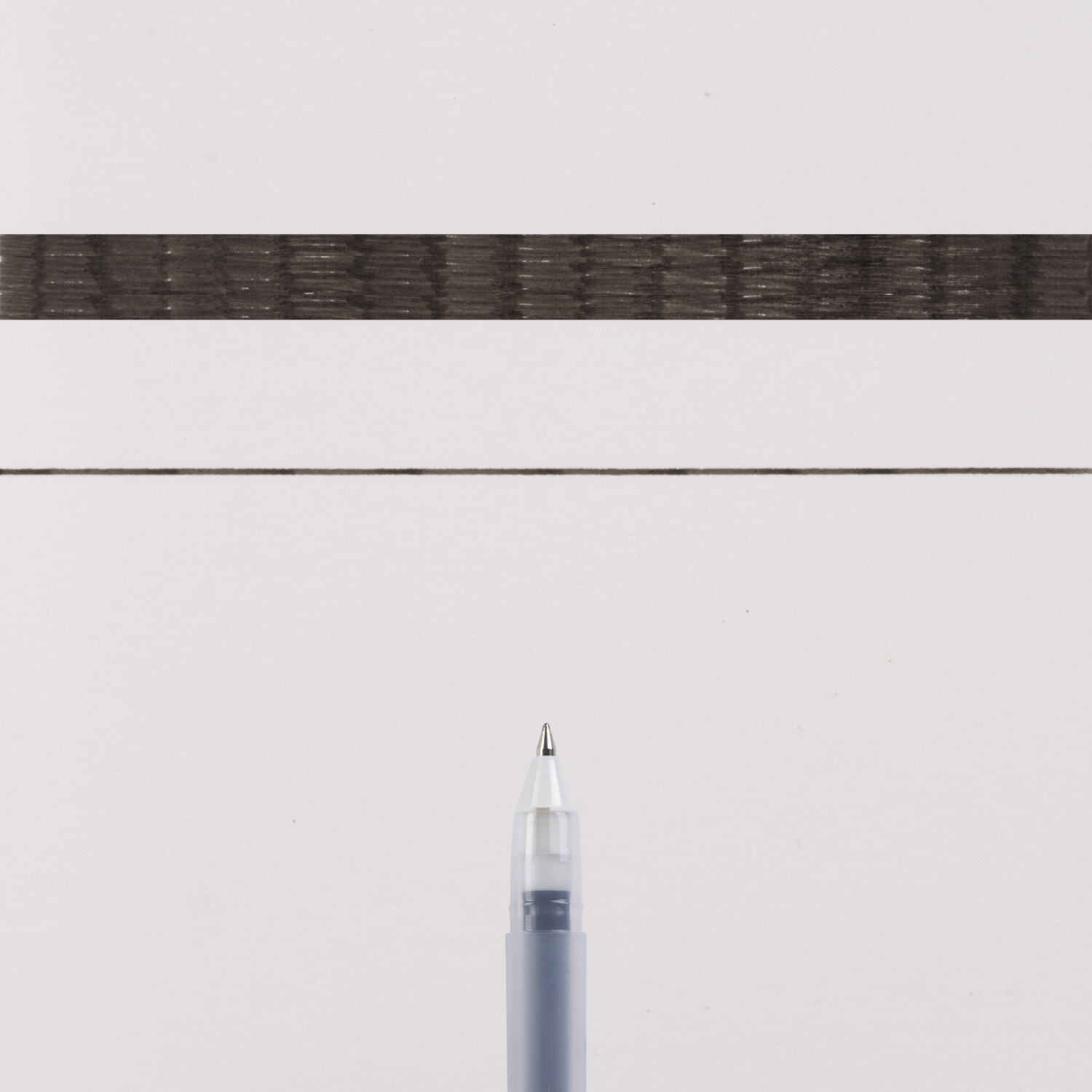 Gelly Roll Basic Gelstift schwarz von Royal Talens Gelly Roll Basic Gelstift schwarz von SAKURA, zeigt präzise Linien auf weißem Hintergrund.