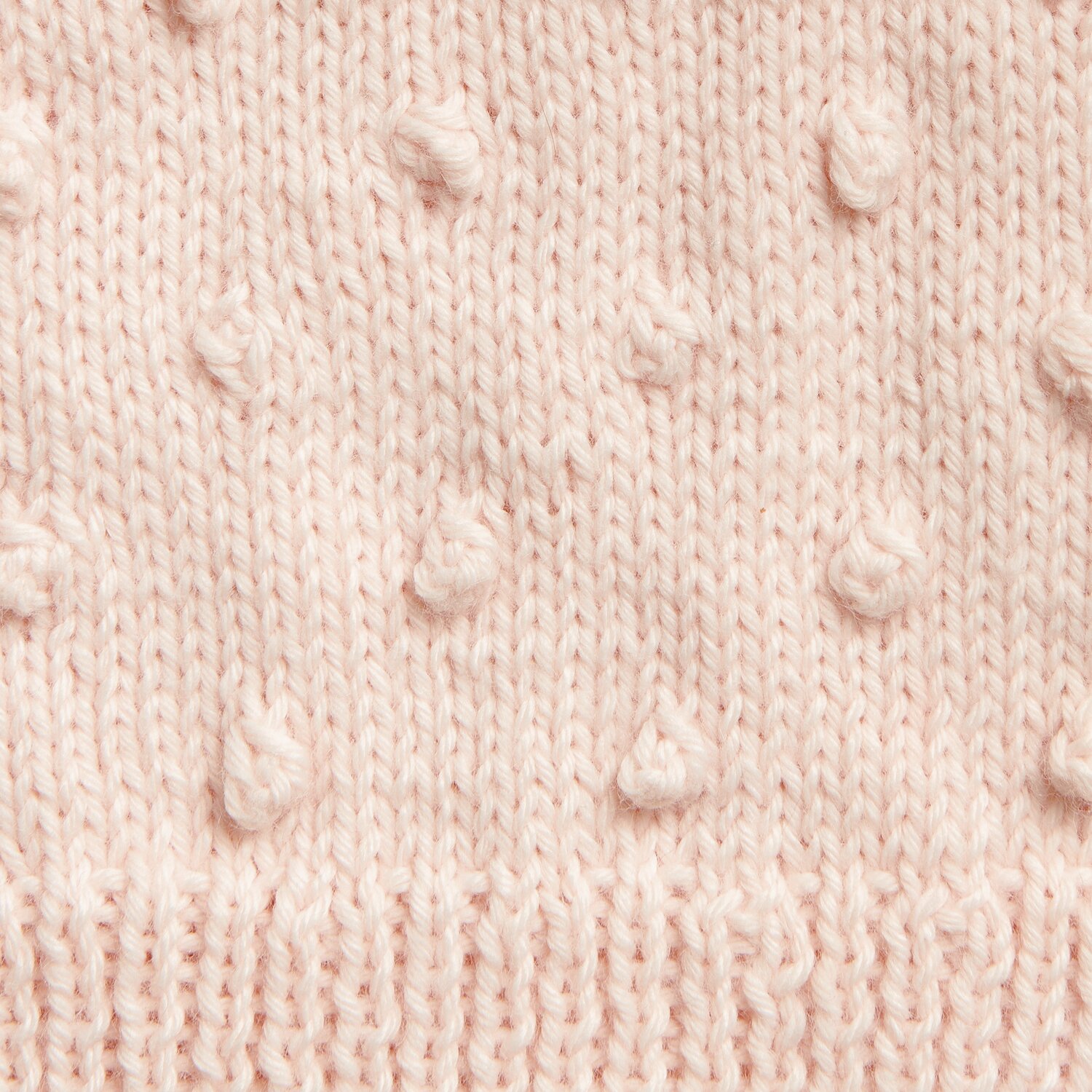 Rico Baby 042, gestricktes Muster in zartem Lachs, zeigt feine Noppenstruktur und Rippenbündchen. Ideal für weiche Babybekleidung.