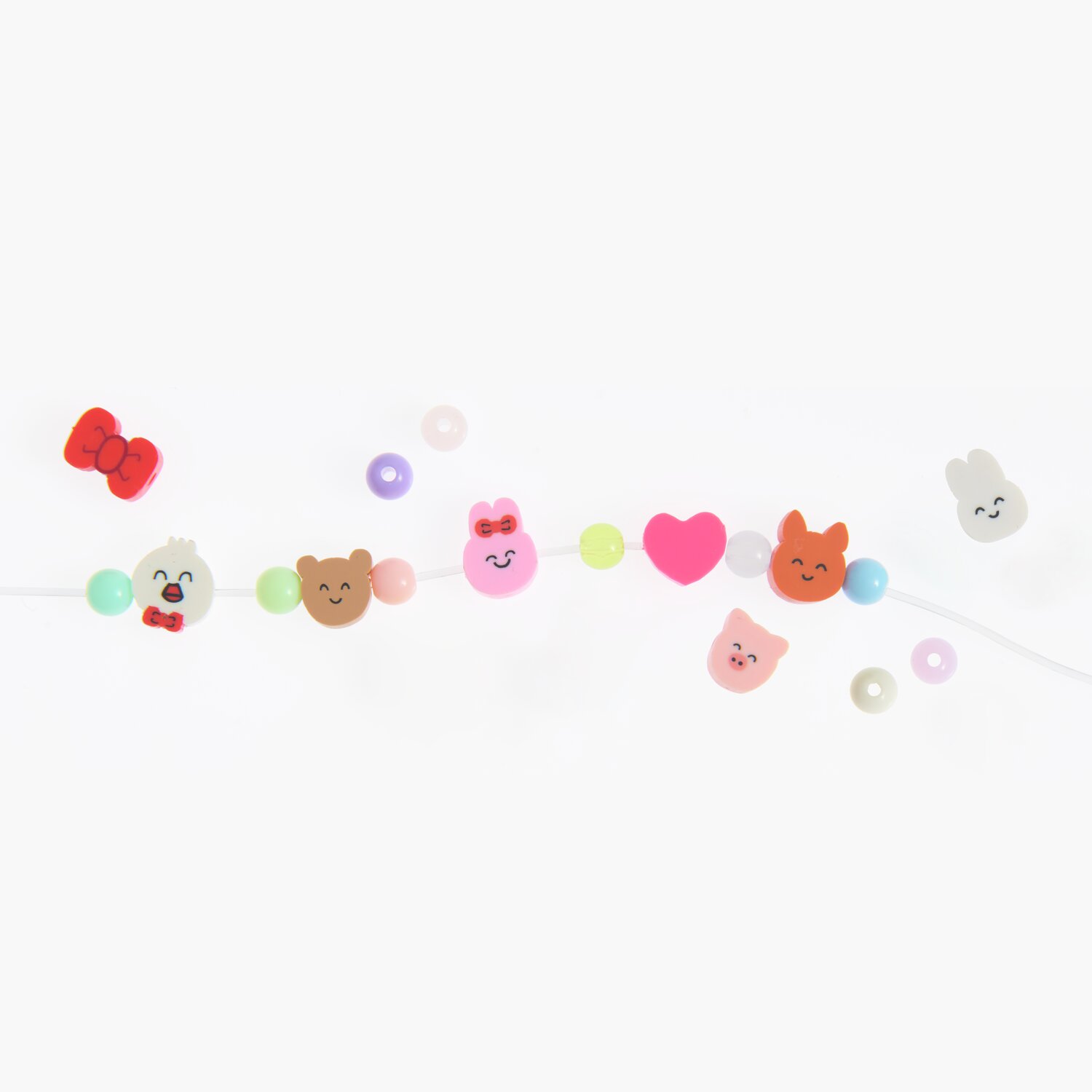 Mini Perlen Armband Set Chingu Animals mit bunten Tierperlen und Herzmotiv auf weißem Hintergrund.