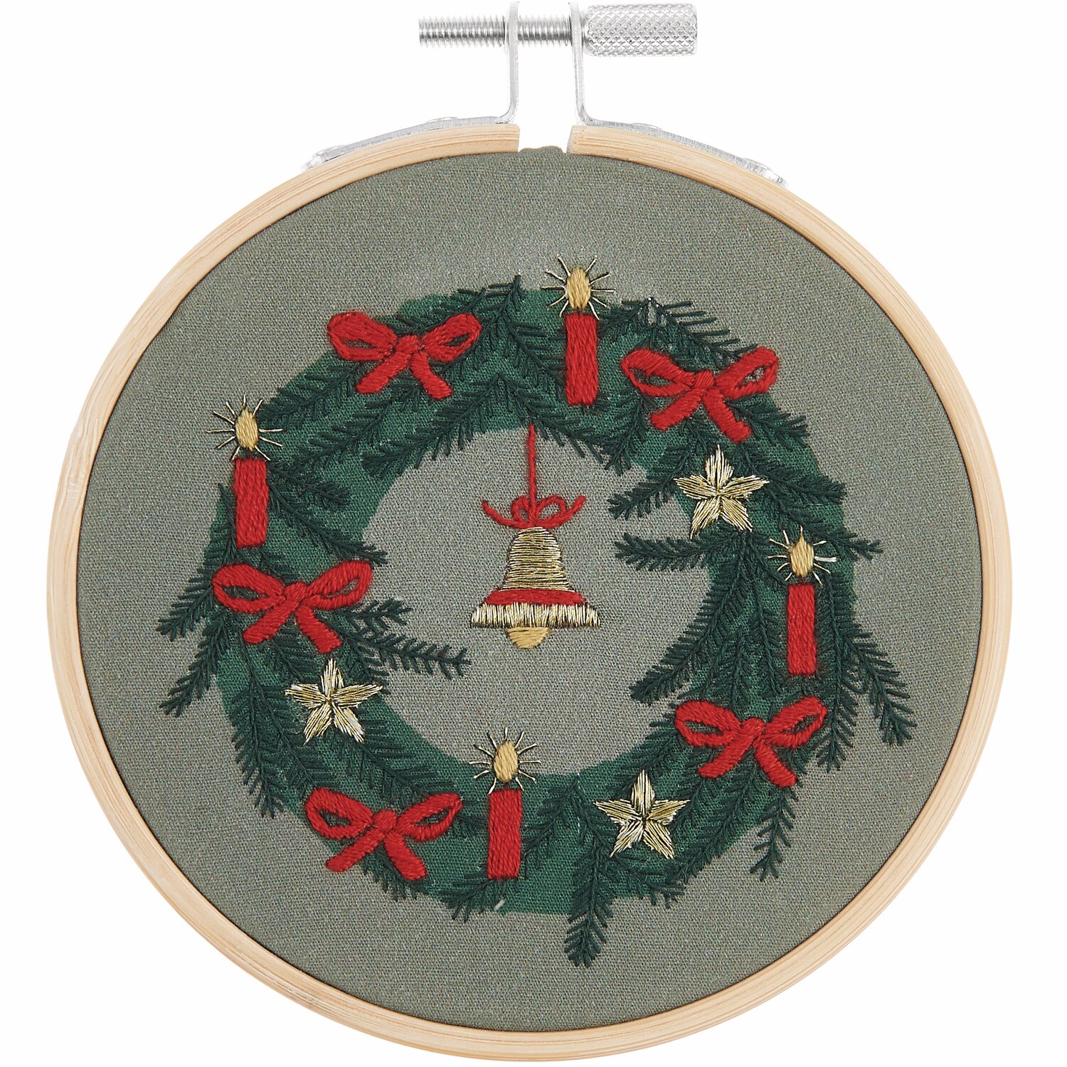 Stickpackung Weihnachtskranz vorgezeichnet Stickpackung Weihnachtskranz vorgezeichnet: Ein grüner Kranz mit roten Kerzen und Schleifen, verziert mit einer Glocke, Ø10cm, von Rico Design.