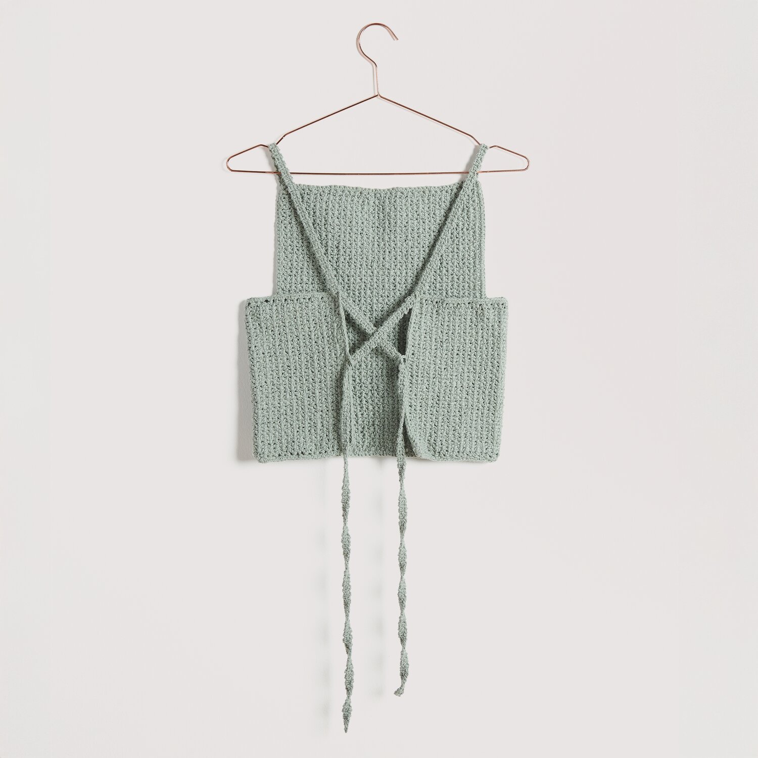 Essentials Super Cotton dk, gestricktes Oberteil in Salbei, präsentiert auf einem Kleiderbügel. Ideal für Frühjahr-Sommer.