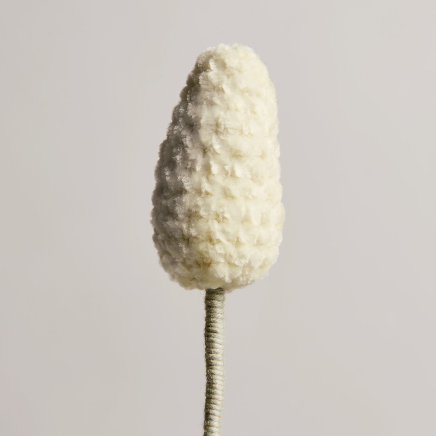 Ricorumi In the Meadow, gehäkelte Blüte in heller Naturnuance auf umwickeltem Stiel von Rico Design, dekoratives DIY-Element für moderne Wohnaccessoires