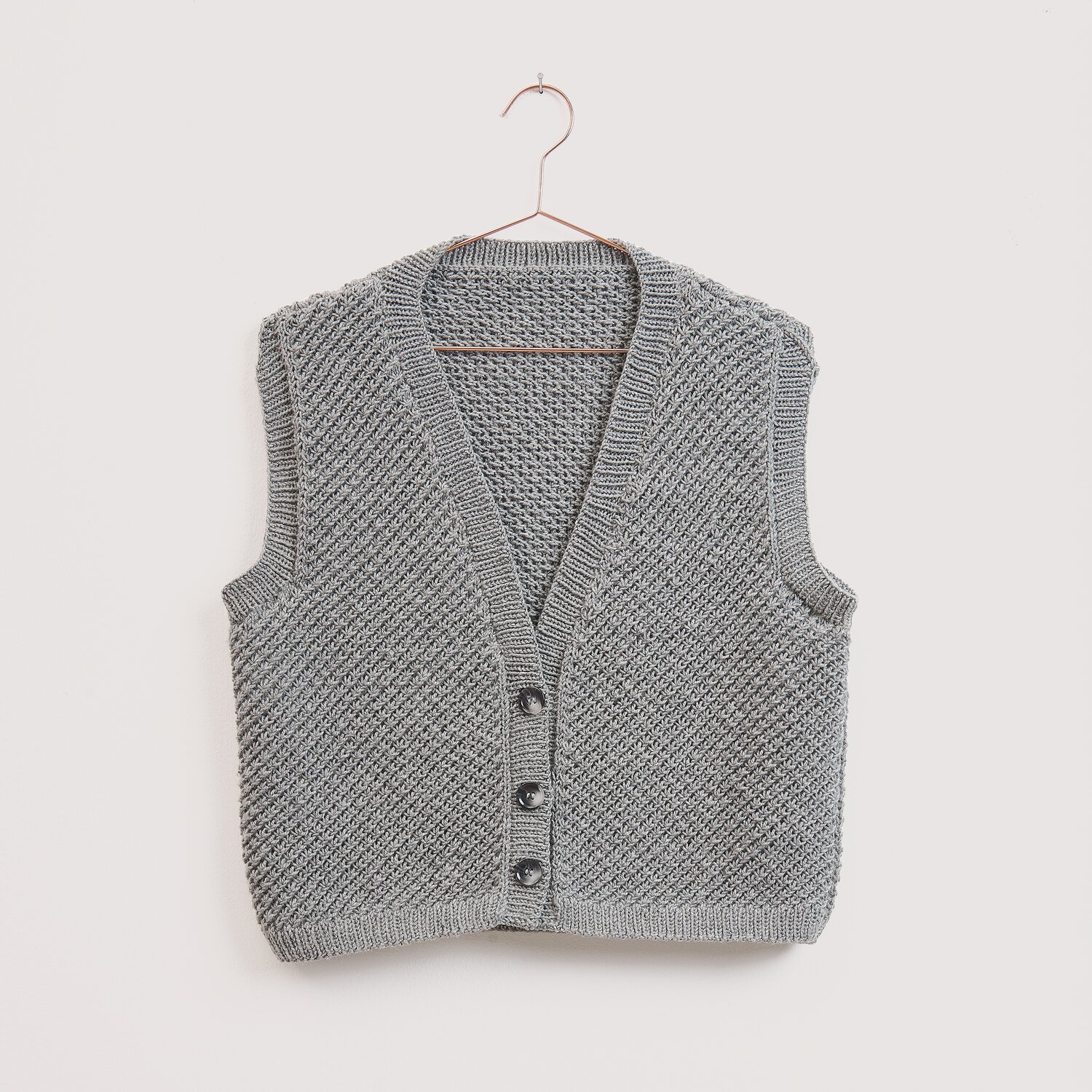 Strickset Weste Modell 2a aus Die Neue Masche No. 16, gestrickte Knopf-Weste von Wolle Rödel in melierter Optik mit breiter Blende und V-Ausschnitt