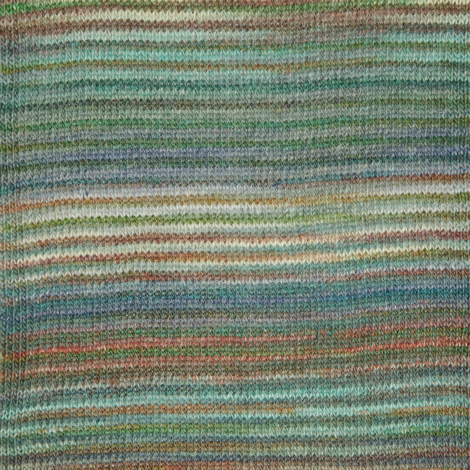 Creative Melange aran Wonderball, gestricktes Muster in sanften Blau-, Grün- und Brauntönen, 200g 640m. Ideal für kreative Strickprojekte.