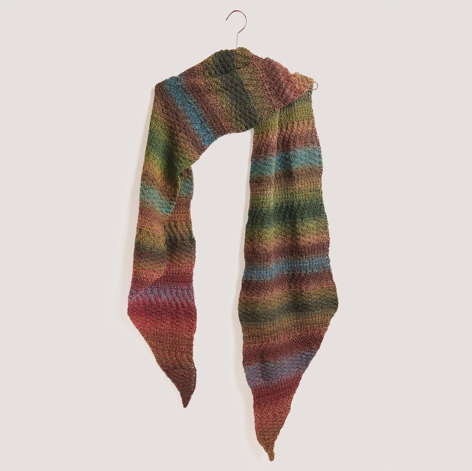 Die Neue Masche No. 13 Herbst von idee. Creativmarkt Strickset Tuch Modell 19: Buntes, handgestricktes Tuch aus Creative Melange Alpaca Wonderball dk.