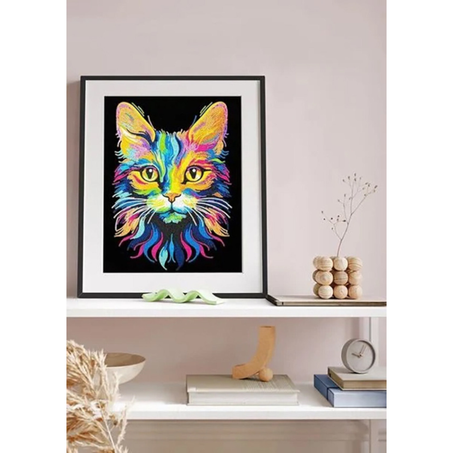 Diamond Painting Neon Katze 45x5cm von Carletto Deutschland Diamond Painting Neon Katze: Buntes Katzenbild in Schwarz gerahmt, auf einem Regal platziert.