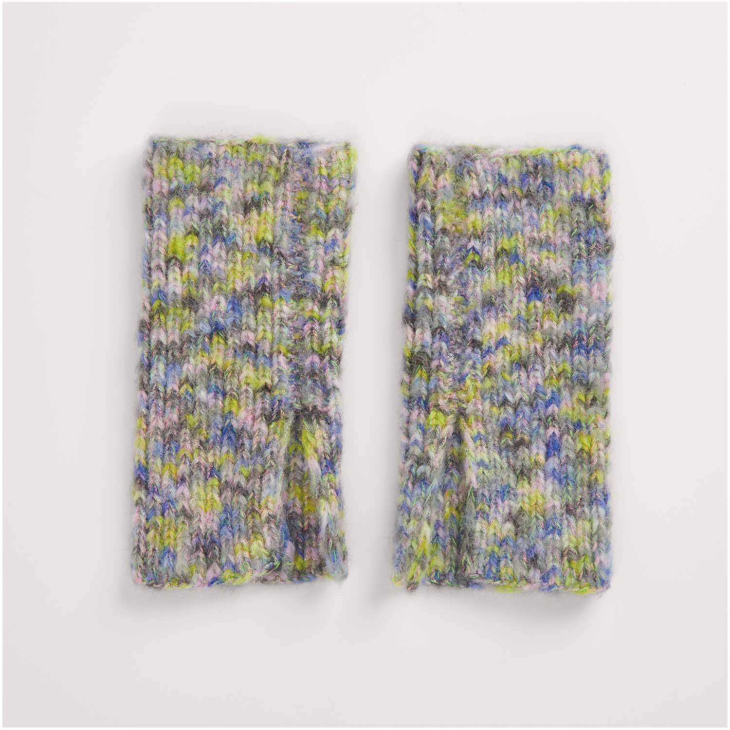 Stulpen-Strickset Modell 33 aus der Kollektion "Made by Me Nr. 17". Die Stulpen sind in einem bunten, mehrfarbigen Muster gestrickt und liegen flach auf einer hellen Oberfläche. Ideal für DIY-Projekte.