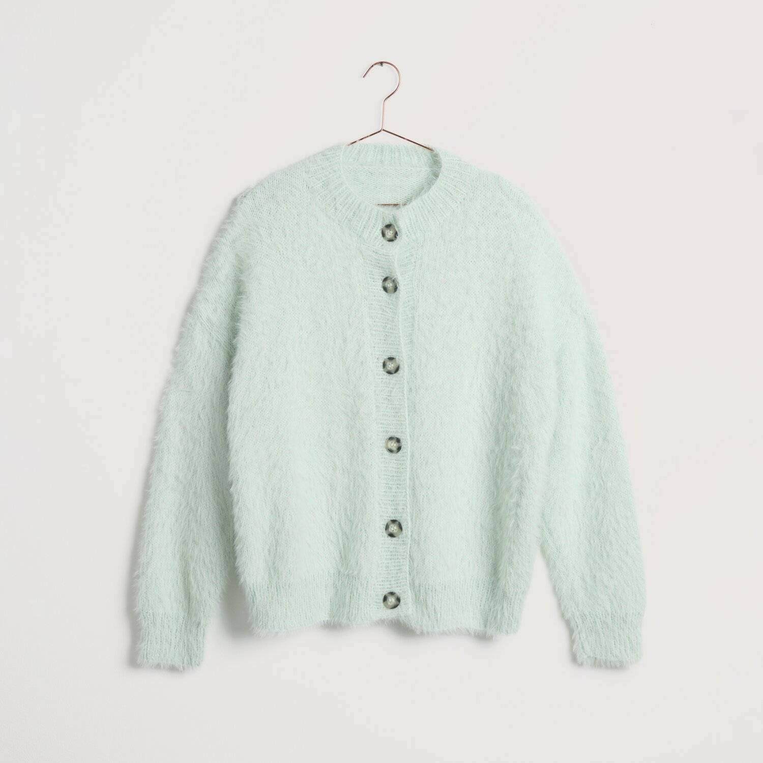 Strickset Jacke Modell 27 aus Lovewool No. 22 in Eisblau, weiche Textur, Knopfleiste, ideal für Frühjahr-Sommer.