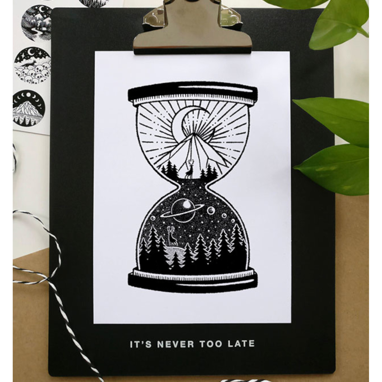Fine Line: Schwarz-weiße Sanduhr-Illustration auf Klemmbrett mit Pflanzenmotiv und Text "It's Never Too Late".