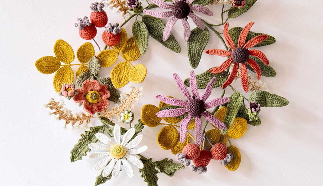 Material Ricorumi In the Meadow Hundsrose, detailreich gehäkelter Blumenkranz mit Blüten, Beeren und Blättern als dekoratives DIY-Projekt für Wohnaccessoires