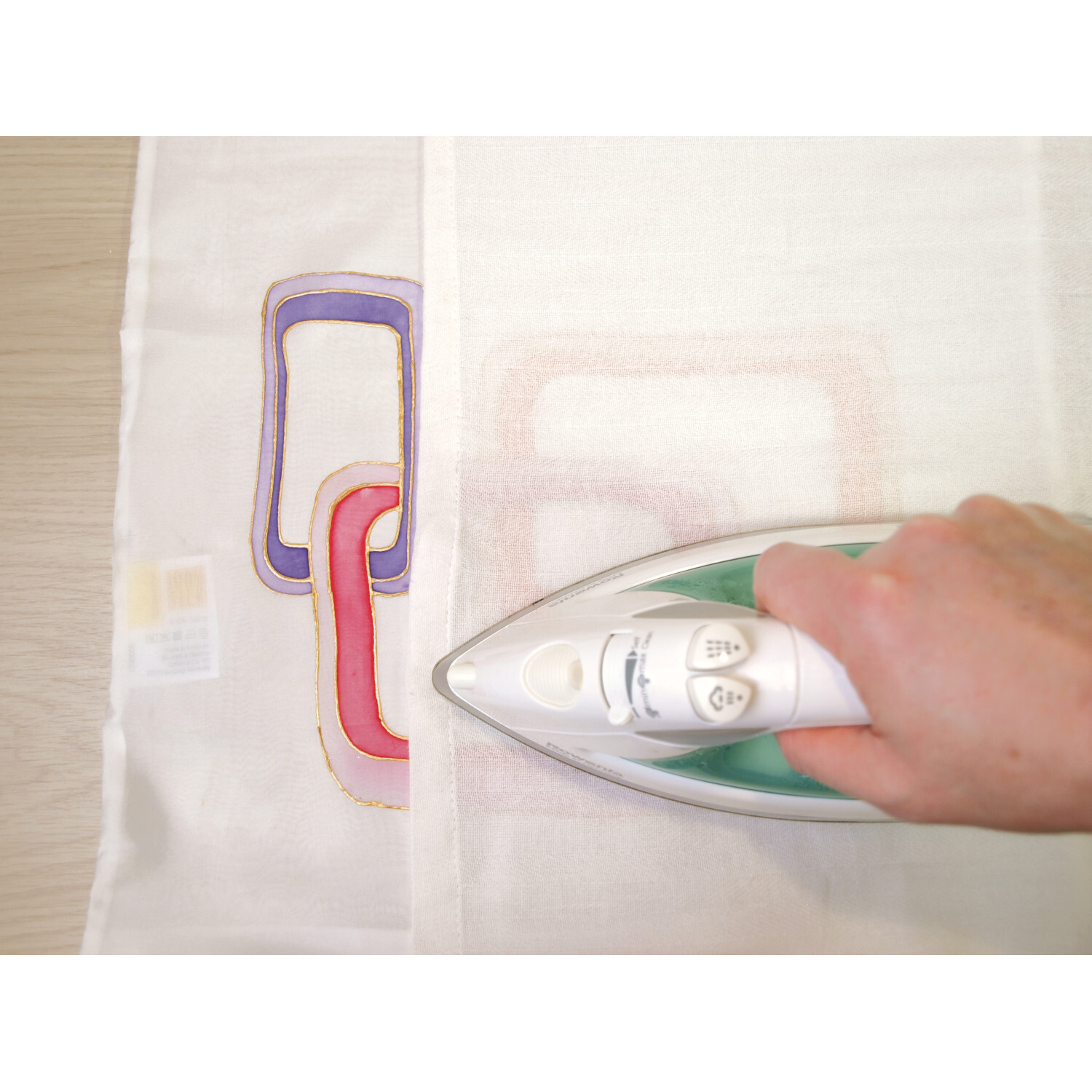 Javana Seidenmalfarben-Set Trendfarben: Bügeleisen fixiert bunte Muster auf weißem Stoff.