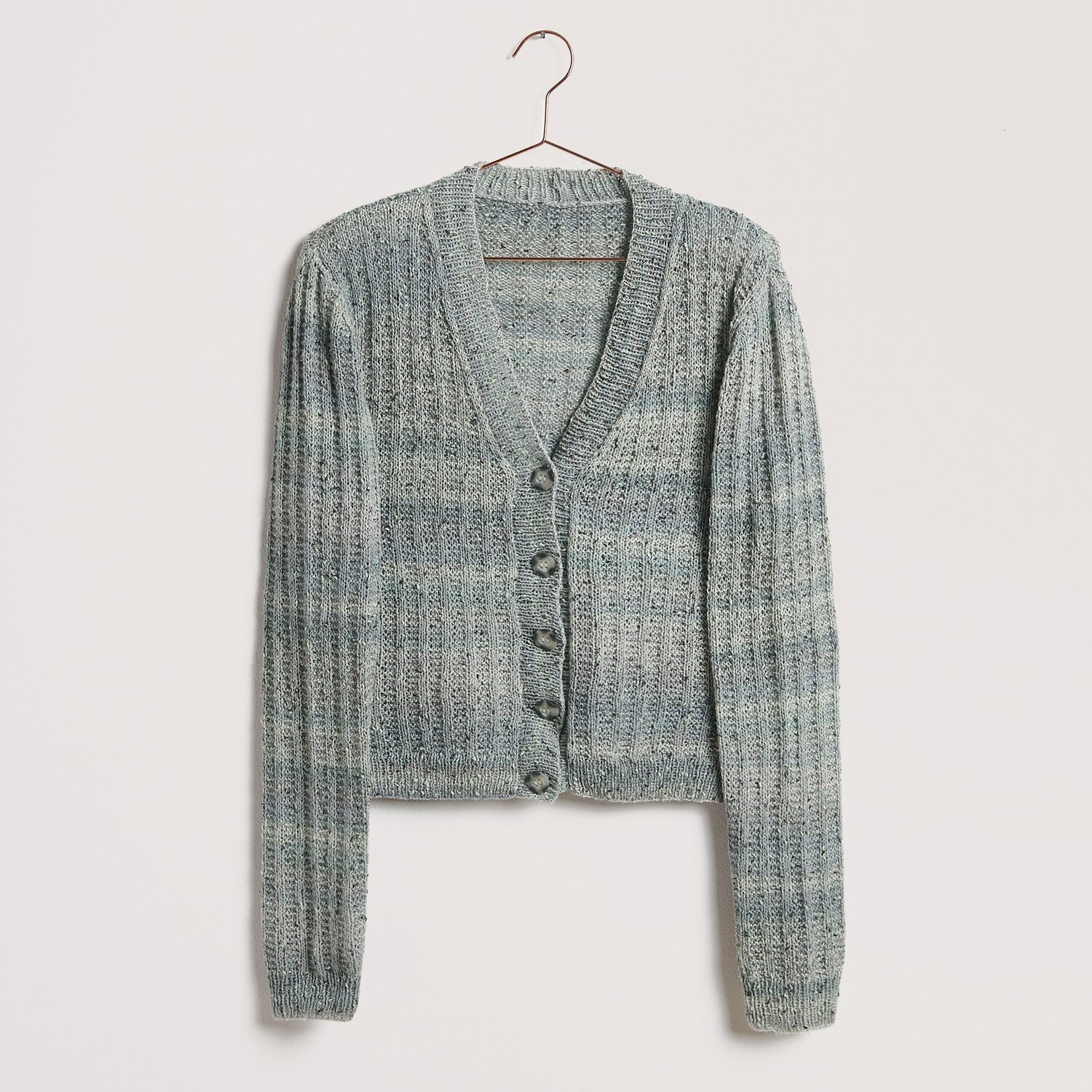Die Neue Masche No. 12 Frühjahr-Sommer von idee. Creativmarkt Strickset Jacke Modell 28: Graue Strickjacke mit Knopfleiste, aus Die Neue Masche No. 12 Kollektion.