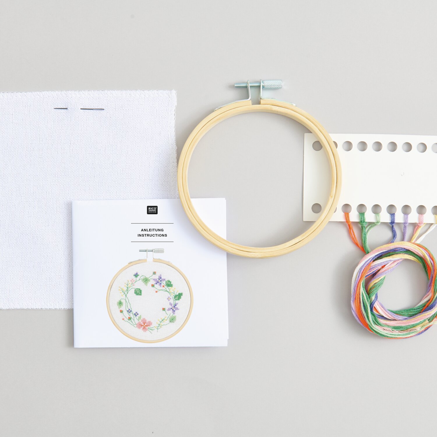 Stickpackung Gezählter Kreuzstich Blumenkranz mit Stickrahmen, Garn und Anleitung. Ideal für kreative Handarbeiten.