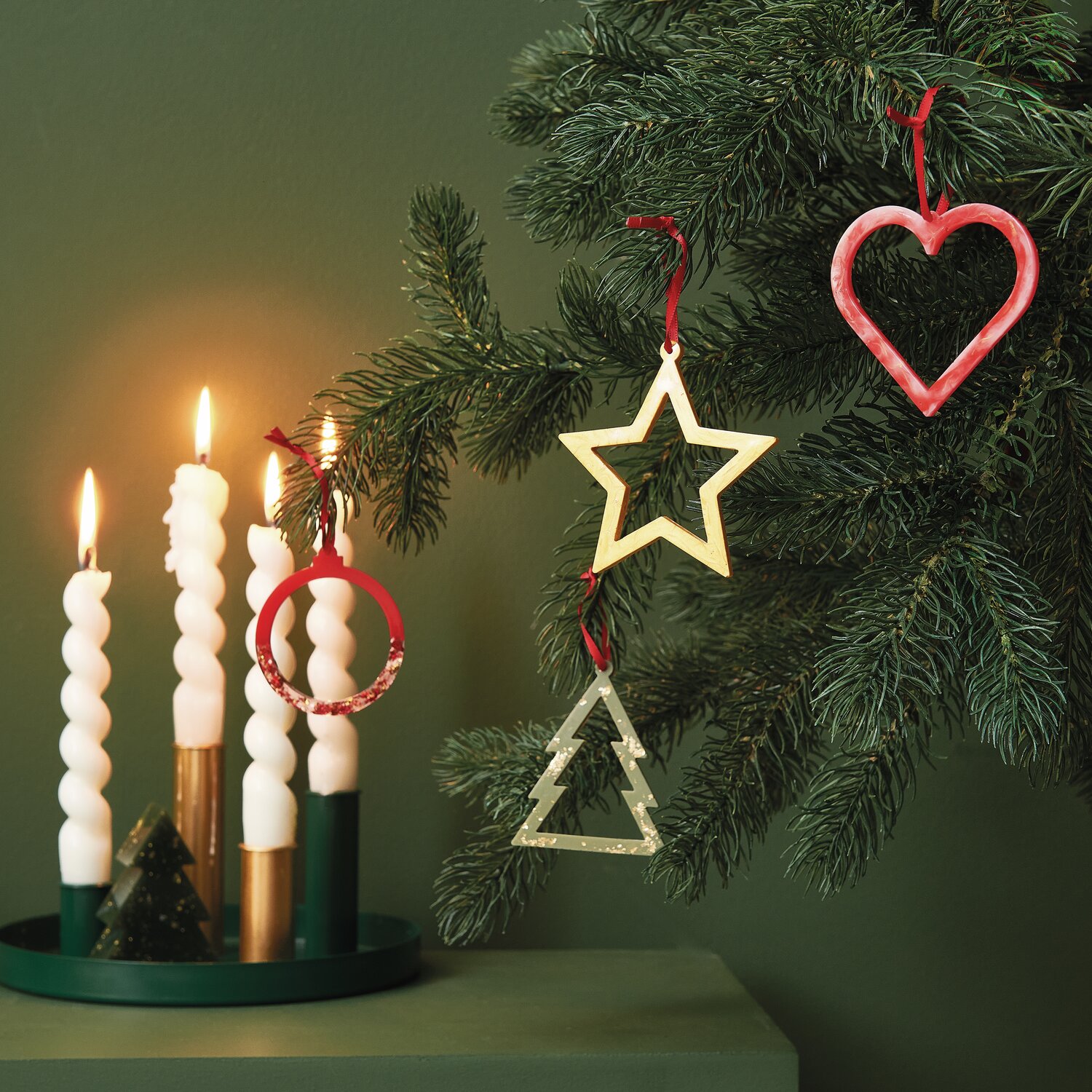 Silikon Gießform Anhänger, 4-teilig: Weihnachtsdekoration mit Herz, Stern und Baum an Tannenzweigen.