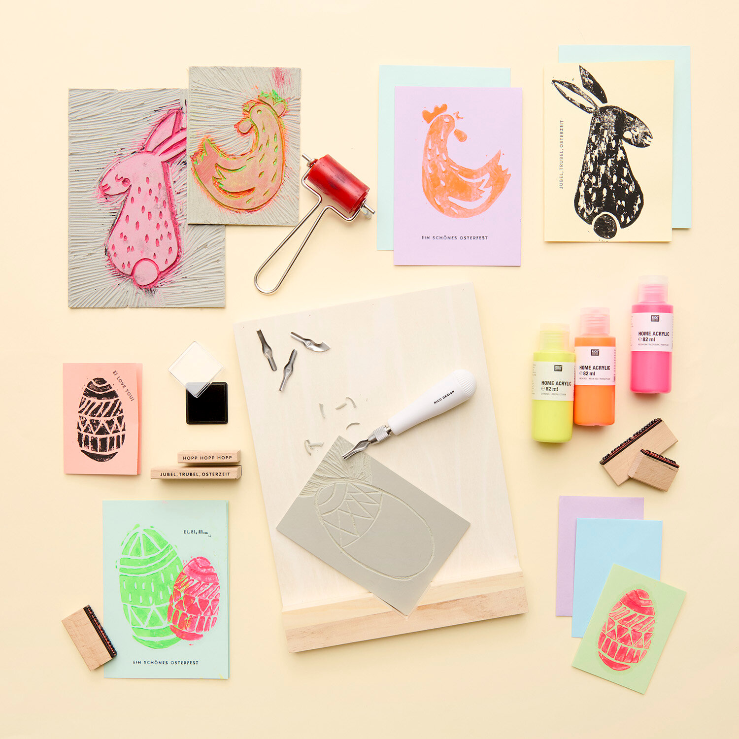 Anleitung Osterkarten mit Linoldruck gestalten: Bunte Karten, Linolwerkzeug und Farben auf hellem Hintergrund.